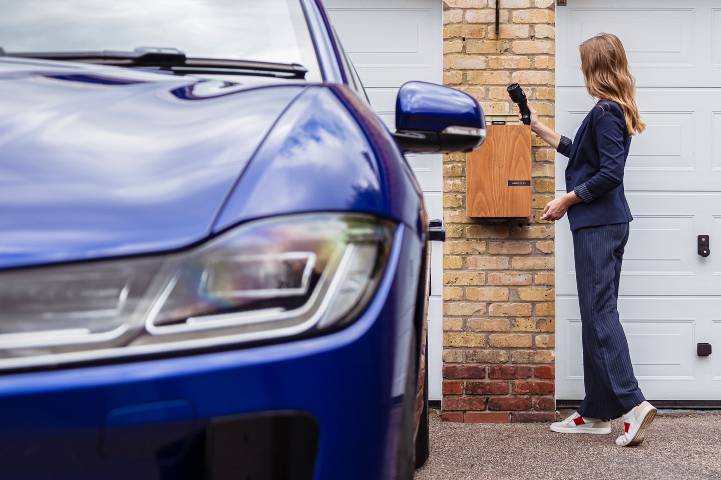 Elektriauto koduse laadija juures